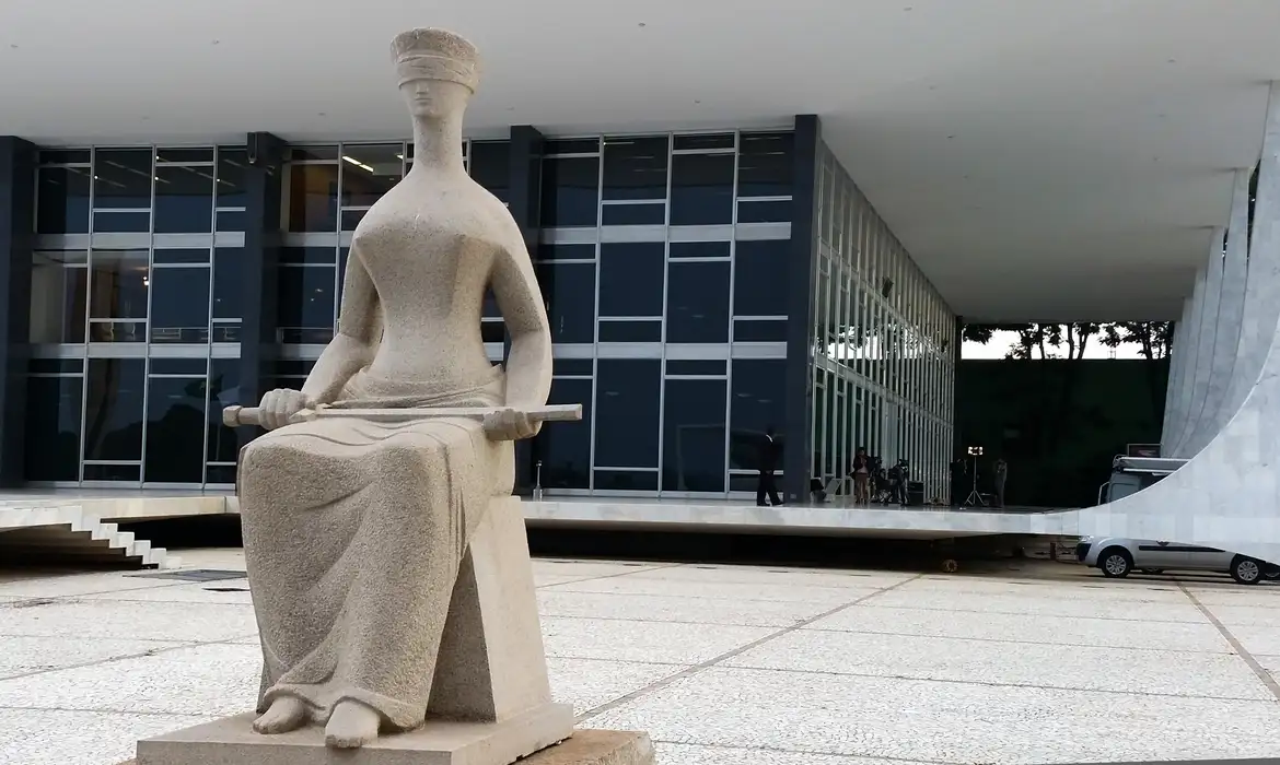 Esculta em frente ao prédio do Superior Tribunal Federal (STF), que organiza o Enam
