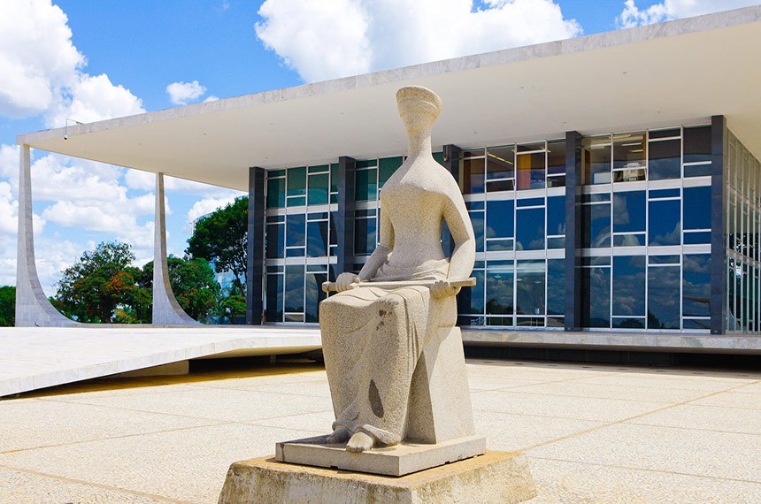 Pr&eacute;dio com s&iacute;mbolo da Justi&ccedil;a