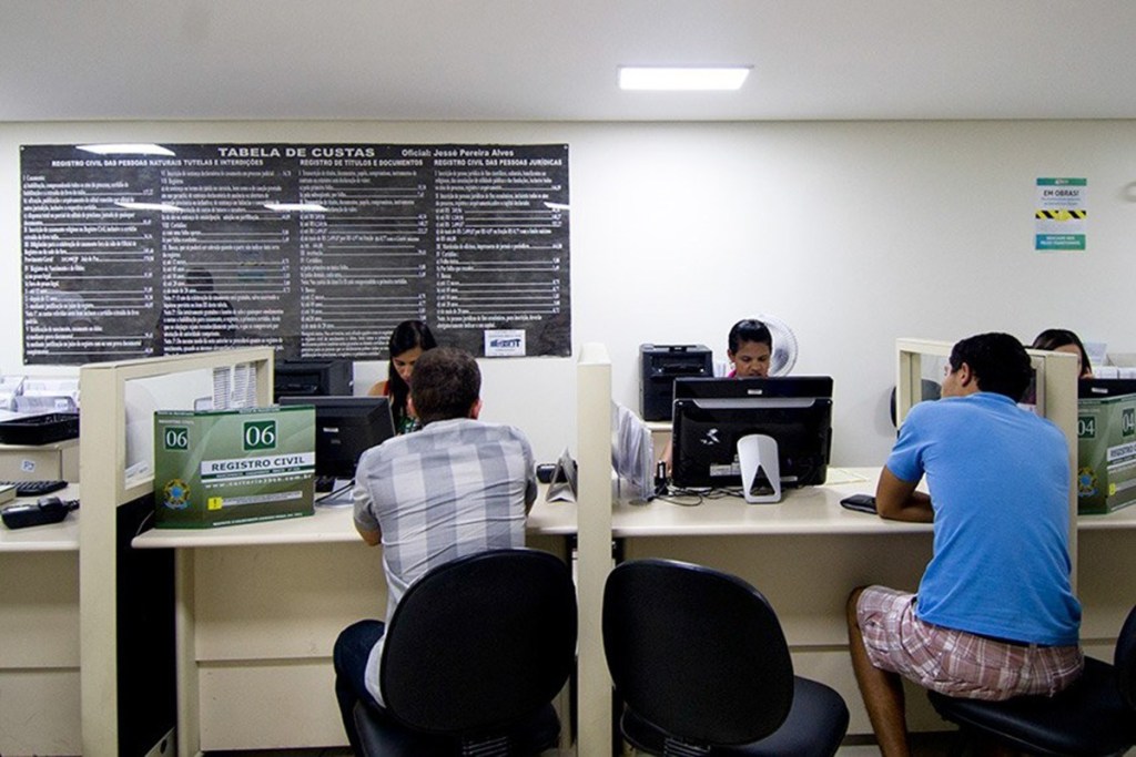 Pessoas sendo atendidas em um Cart&oacute;rio (Foto: Pedro Fran&ccedil;a/Ag&ecirc;ncia Senado)