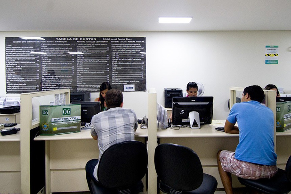 Pessoas sendo atendidas em um Cartório (Foto: Pedro França/Agência Senado)