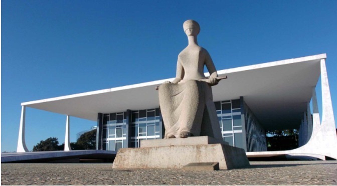 Imagem da estátua da Justiça à frente do STF